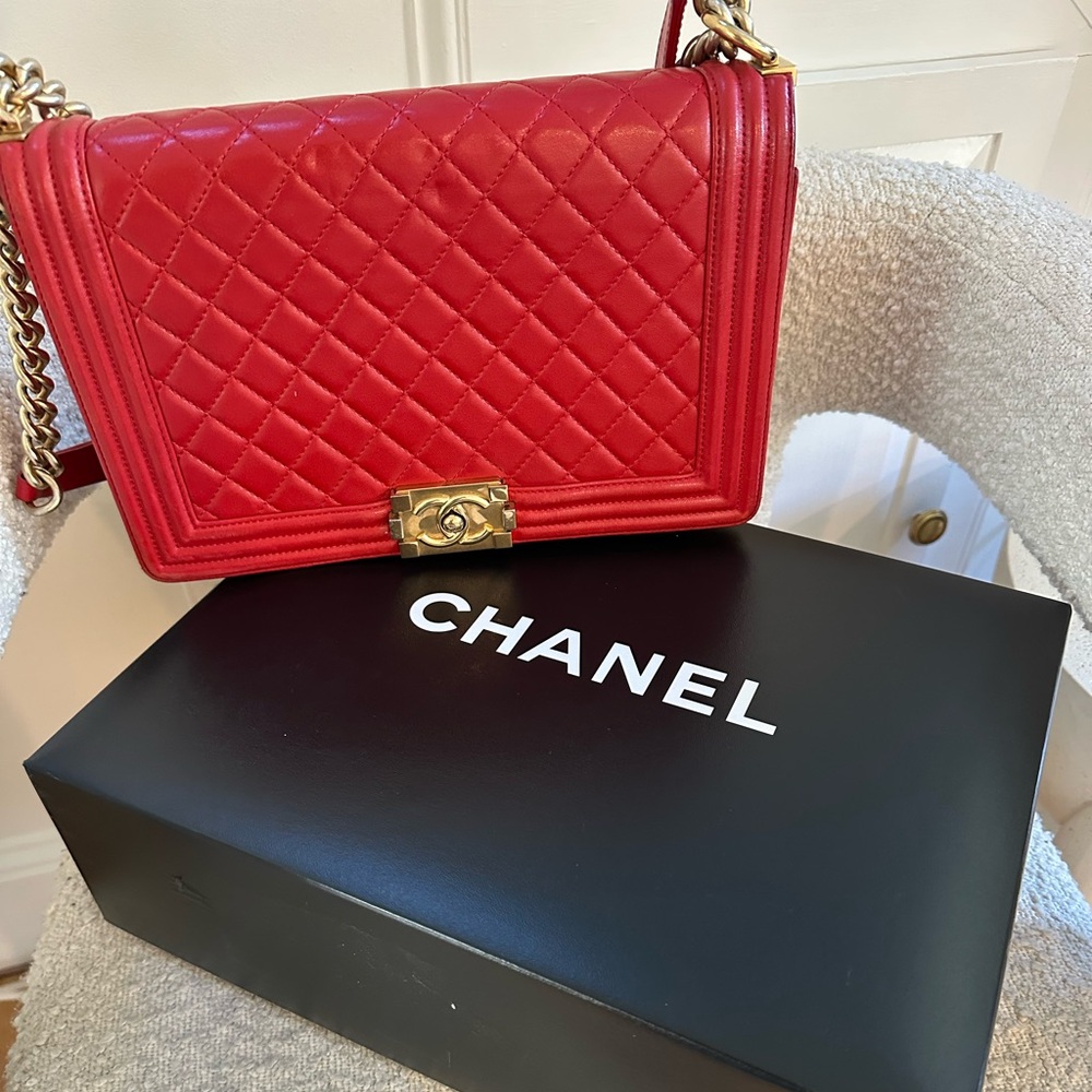 CHANEL boy bag. box included!